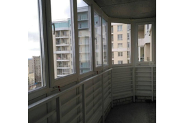 Остекление лоджии во Владимире, ул.Ставровская, д.1.
Рехау Делайт с широким (42 мм) мультифункциональным стеклопакетом. 
Учтены ветровые нагрузки. Конструкция усилена 4мя жесткими статическими соединителями. 2 эркерных соединения с армировкой. 14й этаж.