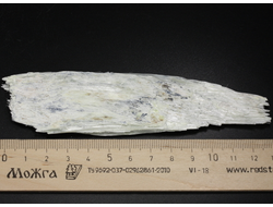 Брусит (немалит) светло-зеленый, волокнистый брусит, коллекционный образец, Россия, КЧР, Урупский район, м-ние Мощевая балка (130*34*6 мм, 28 г) №29701