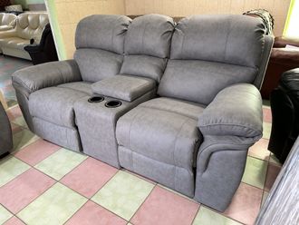 Новый американский диван-реклайнер с электроприводом. С баром и подстаканниками.