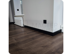 Плинтус ХДФ Dollken Cubu Flex Life 100мм Х 2,5 м 1144 Черный в интерьере 6