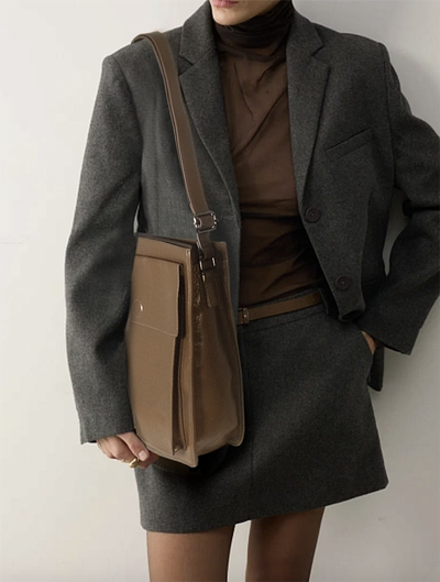 (АРТИКУЛ: 9826/2/51) СУМКА СРЕДНЕГО РАЗМЕРА, НАТУРАЛЬНАЯ КОЖА, ЦВЕТ МЕЖДУ ТЕМНО-БЕЖЕВЫМ И КОРИЧНЕВЫМ, РЕМЕНЬ ЧЕРЕЗ ПЛЕЧО