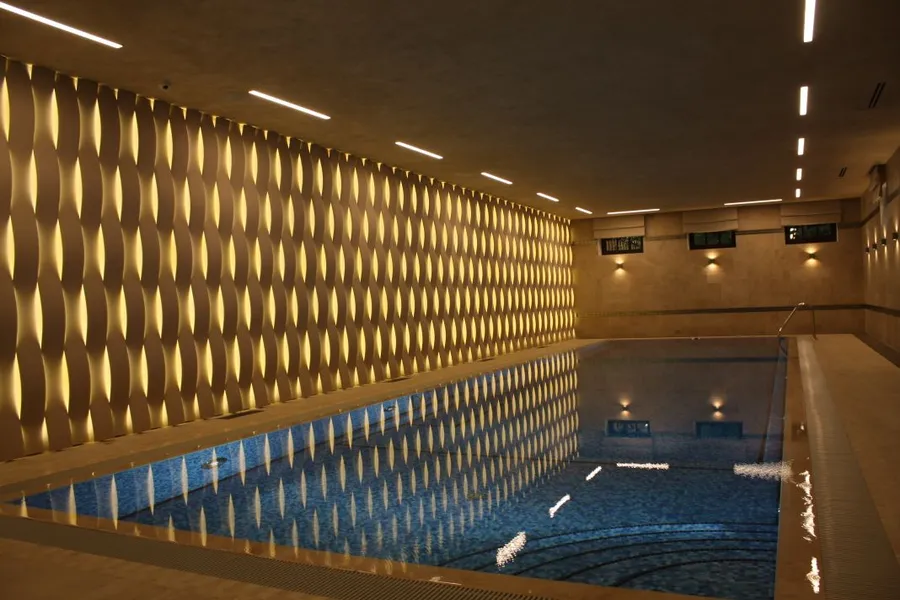 Использовались особые гидрофобизированные панели и влагозащищенная светодиодная лента,  предназначенных специально для влажных помещений.