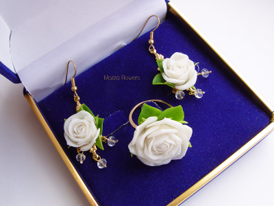 Комплект "Свежесть белых роз". Позолота. Цветы из полимерной глины.