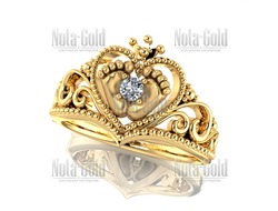 Кольцо из желтого золота в подарок жене на рождение дочки или сына с бриллиантом сердечком и короной