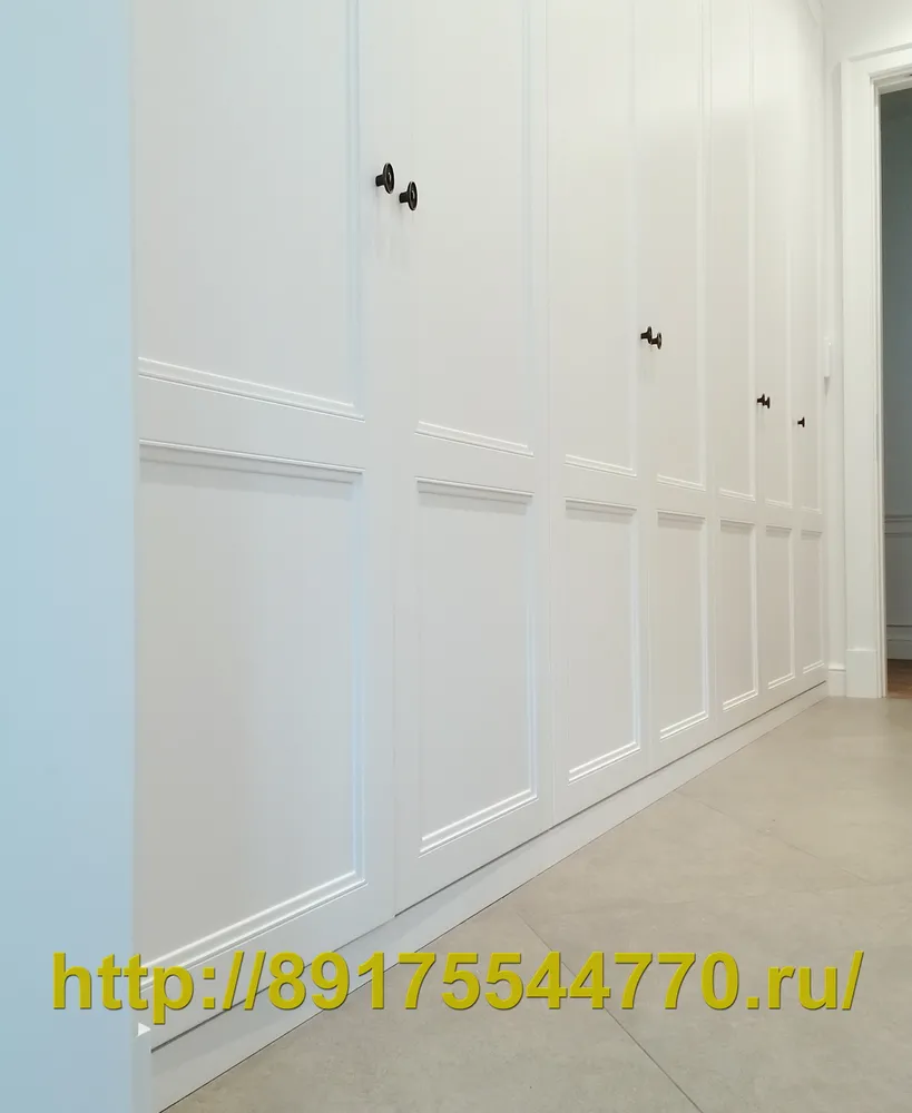 017 Шкаф в прихожей с распашными дверьми.
Фасады: МДФ белые, покраска по RAL 9003.
