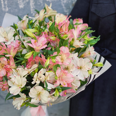 Букет из нежных альстромерий