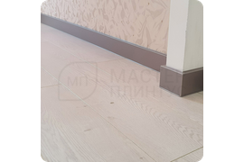 Гибкая элегантность: установка 80-миллиметрового плинтуса Dollken с платиновым серебристым покрытием сочетает в себе гибкость материала и изысканный металлический оттенок.