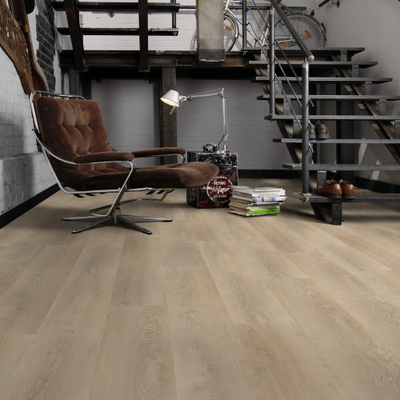 Виниловый пол Wineo 600 Wood Xl MilanoLoft DB190W6 в интерьере гостиной