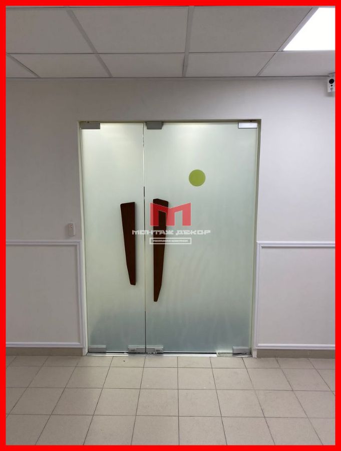Накатка матовой плёнки на стеклянную дверь в офисе