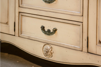 Комод с 4 дверьми и с 4 ящиками.