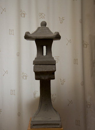 высокий китайский садовый фонарь