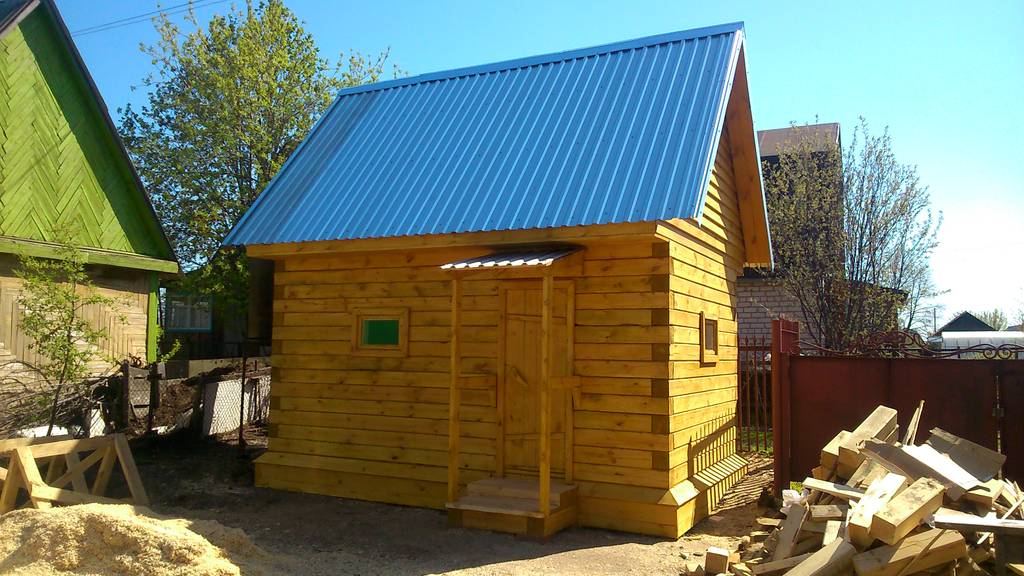 Баня на ветеранов с бассейном. Бани на даче 6 соток. Баня дачный 9. Тини хаус с террасой. Баня из бруса 5х4 с односкатной крышей.