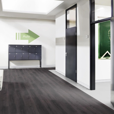 Виниловый пол Wineo 600 Wood ModernPlace RLC188W6 в интерьере офисного здания