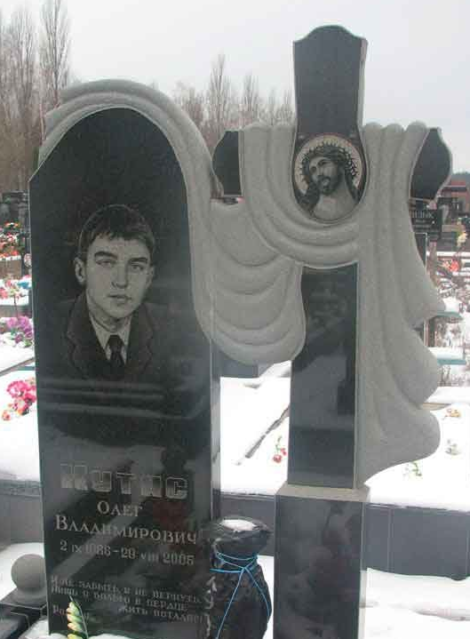 Памятники крест с плащаницей
