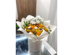 Букет из сухофруктов в белом оформлении