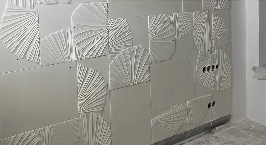 На очереди гипсовое 3d панно "Пальмы". Розетки также попадают на рельеф. Даже на нижней группе розеток, хоть немного, но попадают. Панели уже уложены и в них просверлены коронкой отверстия под розетки и выключатели. Начнем работать)