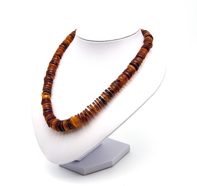 Бусы камнерезные из коричневого янтаря