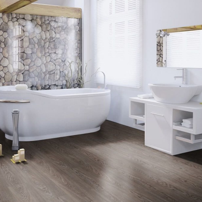 Биополы Purline Wineo 1500 Wood L Classic Oak Winter PL074C в интерьере ванной