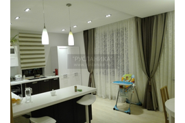 Шторы в столовой и кухонной зоне. На кухонном окне рулонная штора "Зебра".