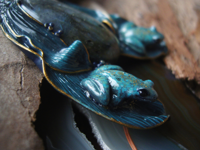 "Хранители озера Сбывающихся Грёз", коллекционная брошь с лабрадоритом и лягушками