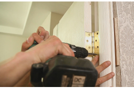 Монтаж двупольной распашной двери