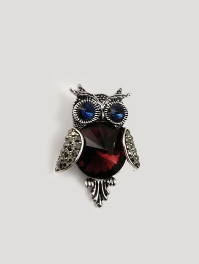 (АРТИКУЛ: 6875/8) БРОШКА ЖЕНСКАЯ &quot;СОВА&quot;, НЕБОЛЬШАЯ, В СЕРЕБРИСТО-БОРДОВЫХ ТОНАХ, МЕТАЛЛ , СТРАЗЫ, КРИСТАЛЛ