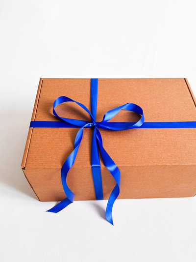 Огромная подарочная коробка GILEV 52x38x22 см с наполнителем и синей лентой