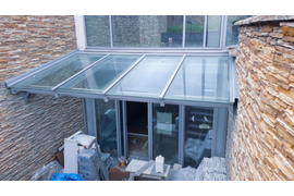 Стеклянный навес над входом в дом