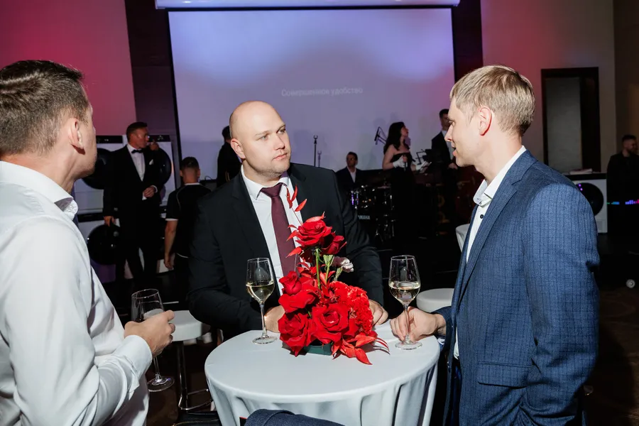 Оформление презентации Kuppersberg цветочными композициями от компании "Приятно" 