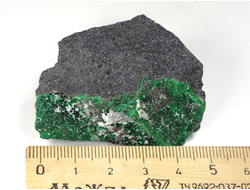 Уваровит кристаллы на породе, Урал (51*20*35 мм, 75 г) №25862