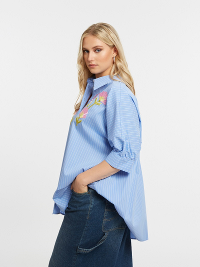 Рубашка голубая в полоску с вышивкой