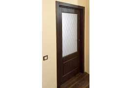 Второй этаж, дверь со стеклом на входе в комнату