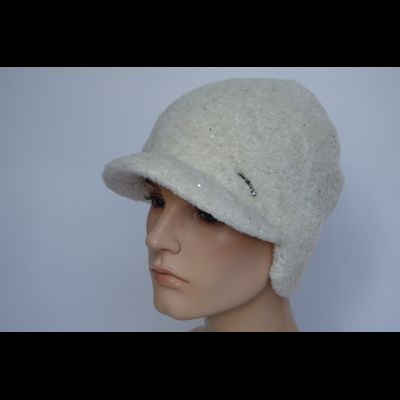 Вязаная жокейка с ушками женская зимняя Vizio Италия 9009 VU белая