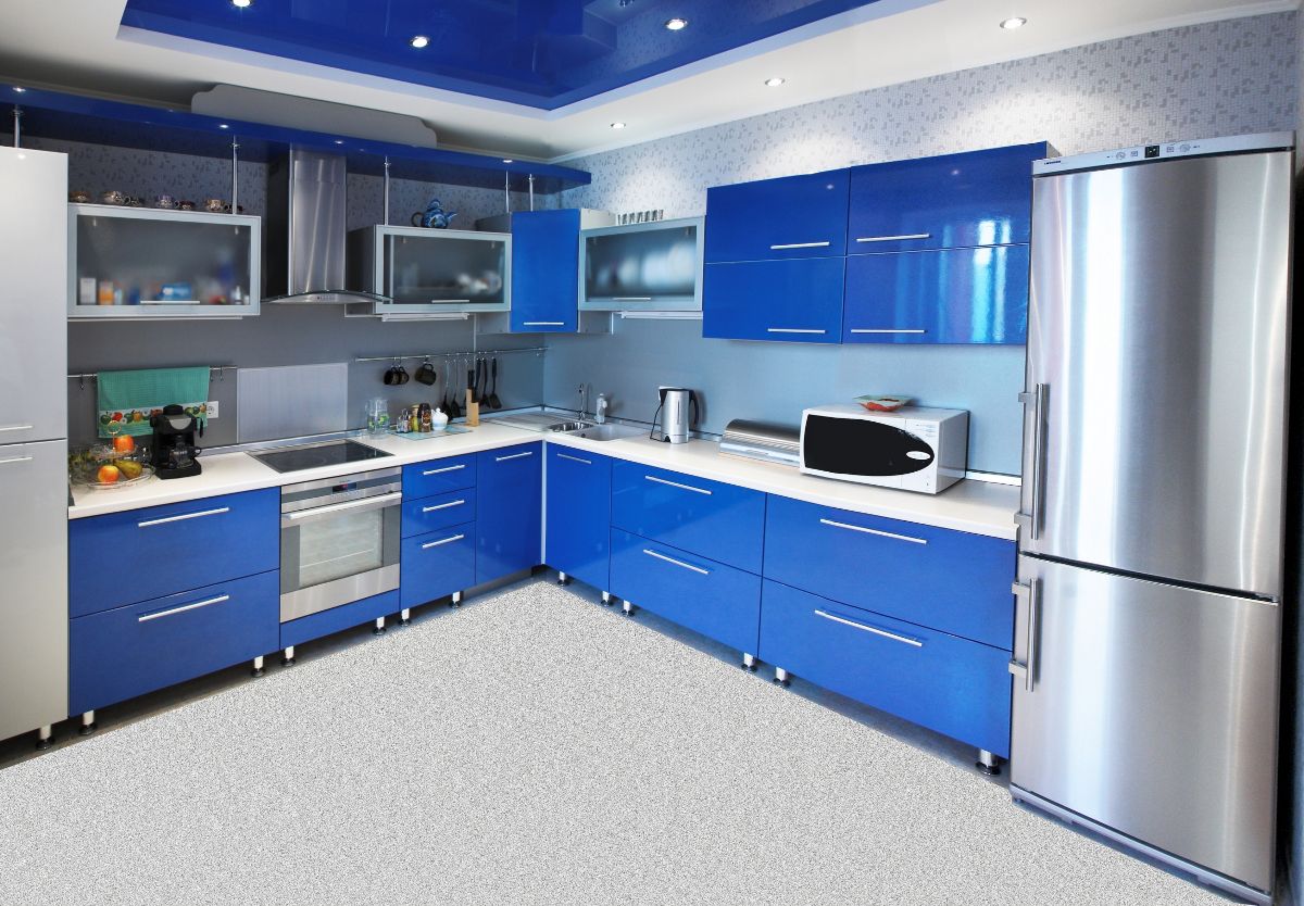 Миниатюра синей глянцевой кухни с серым отливом