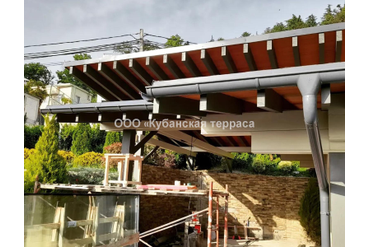 Деревянный навес в одном стиле с домом.