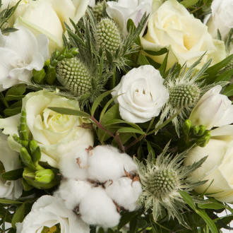 Букет из белых роз, эустом, фрезий, хлопка и зелени