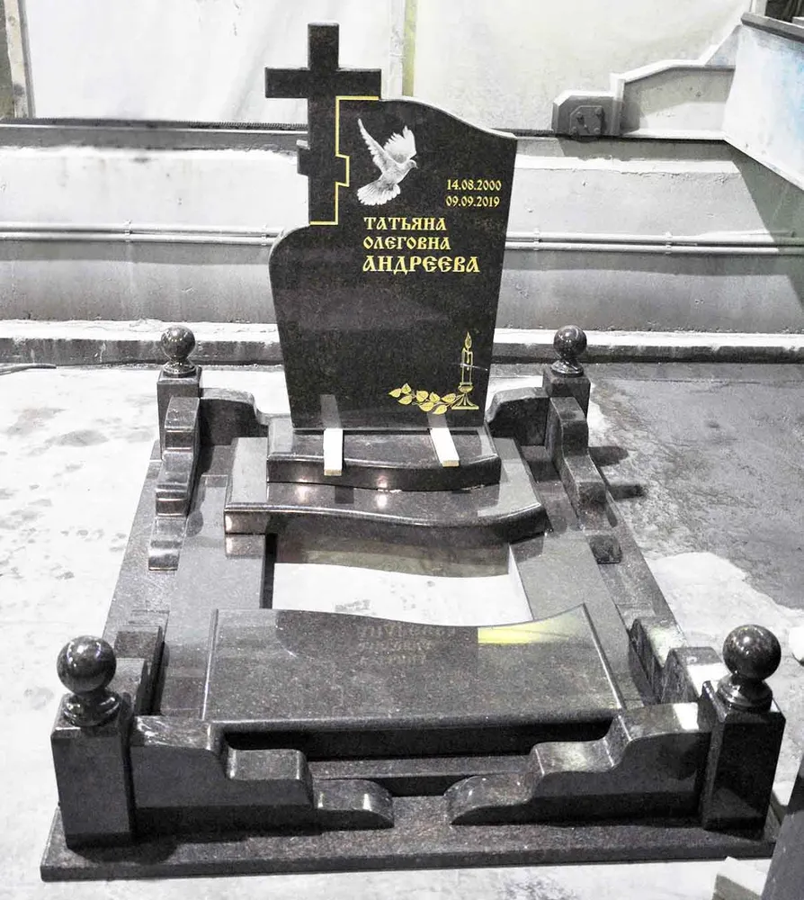 Памятник с поребриками на могилу