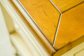 Тумба прикроватная с выдвижным ящиком и полкой.