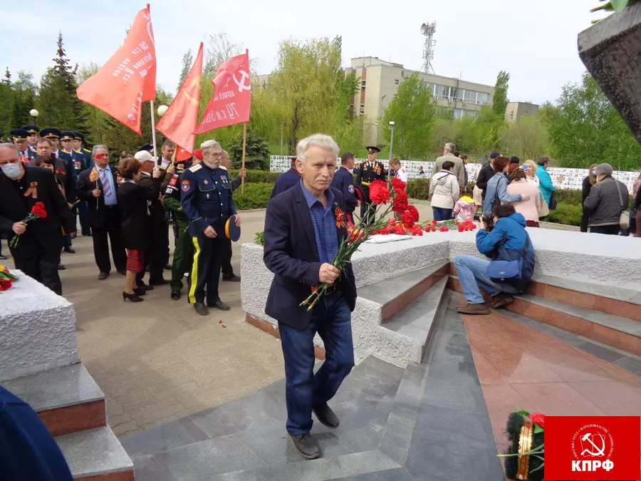 09.05.2021 Возложение живых цветов на аллее Героев в парке Победы к памятному знаку погибшим камышанам в годы Великой Отечественной войны, а также на Братских захоронениях.
