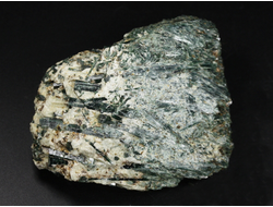 Актинолит в белом тальке, необработанный, дикий образец, Россия, Северный Кавказ, КЧР (62*48*25 мм, 102 г) №37771