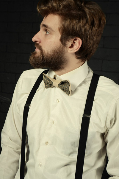 Бородач с винтажным галстуком бабочкой