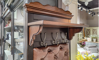 Вешалка узкая для прихожей с каретной стяжкой и нижней тумбой.