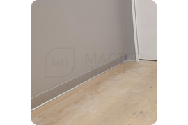 Результат монтажа плинтуса ПЛ 100 — идеально ровный и аккуратный стык между поверхностями.