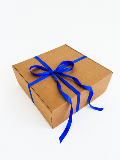 Большая подарочная коробка GILEV 37x37x14 см с синей лентой и наполнителем крафт