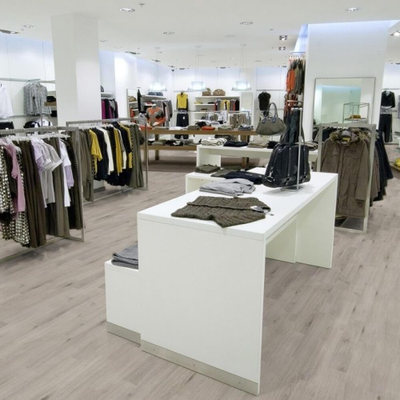 Биополы PURLINE Wineo 1500 wood XS Island Oak Moon PL045C в интерьере магазина