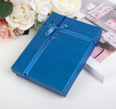 Коробка подарочная. Цвет: синий. Размеры: 16 х 12 х 3 см