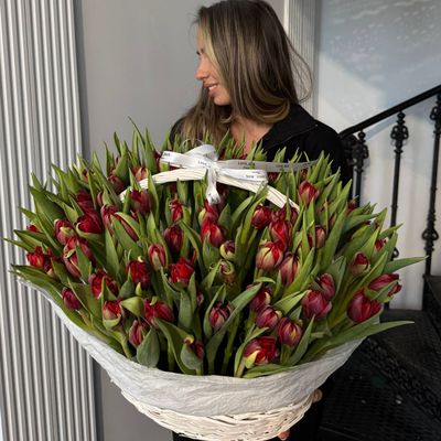 КОРЗИНА ИЗ 101 ПИОНОВИДНОГО ТЮЛЬПАНА