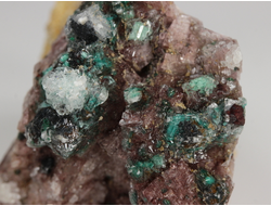 Брошантит, коллекционный образец, Марокко (48*44*37 мм, 70 г) №28623