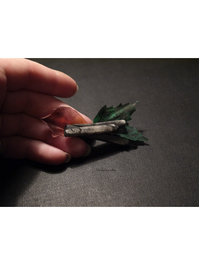 Готическая брошь с лепестками розы "Воспоминание о былых временах"