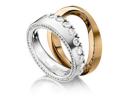 Обручальные кольца из золота двух цветов ассиметричной формы с бриллиантами в женском кольце
